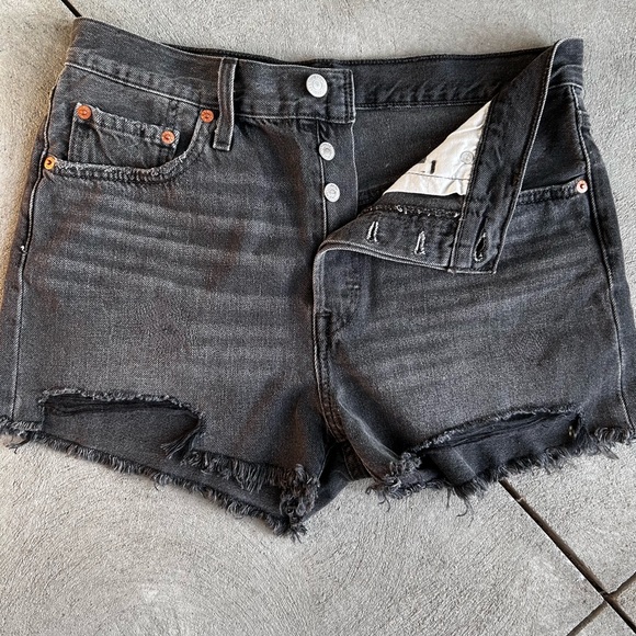 levi’s black 501 ripped shorts - Picture 2 of 3